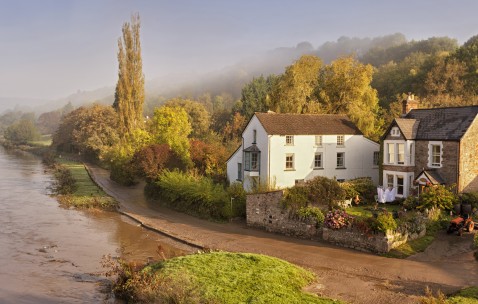 小孩发烧需要自己一个人睡吗